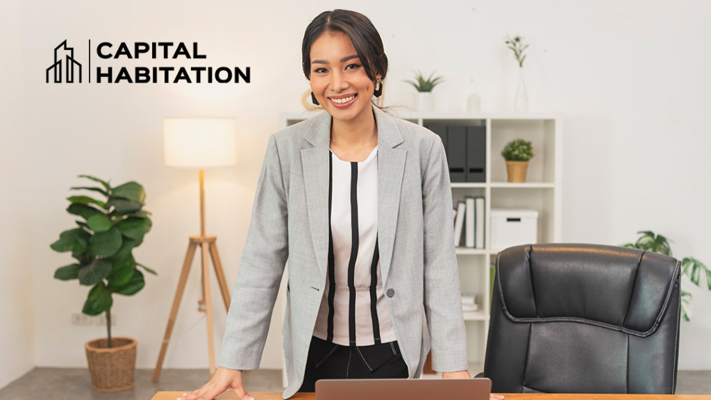 femme heureuse au bureau