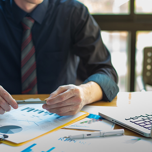 homme au bureau regardant les statistiques