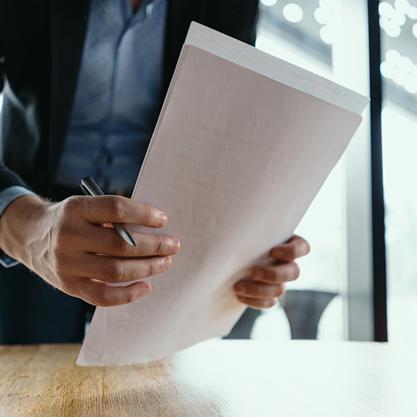 homme avec des documents en main