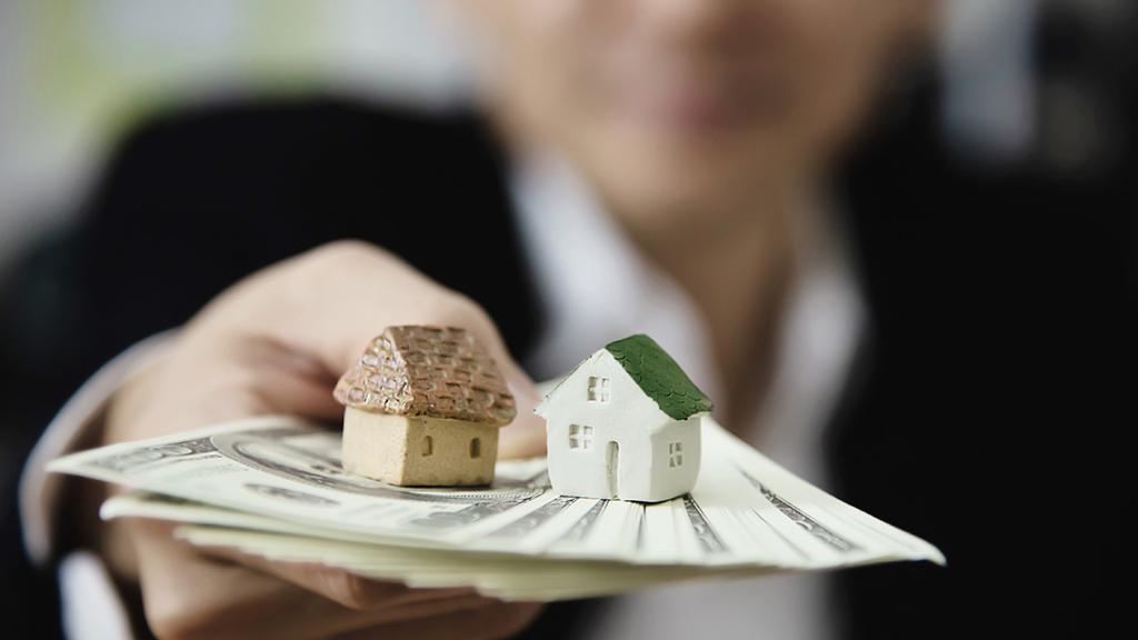 homme remettant de l'argent