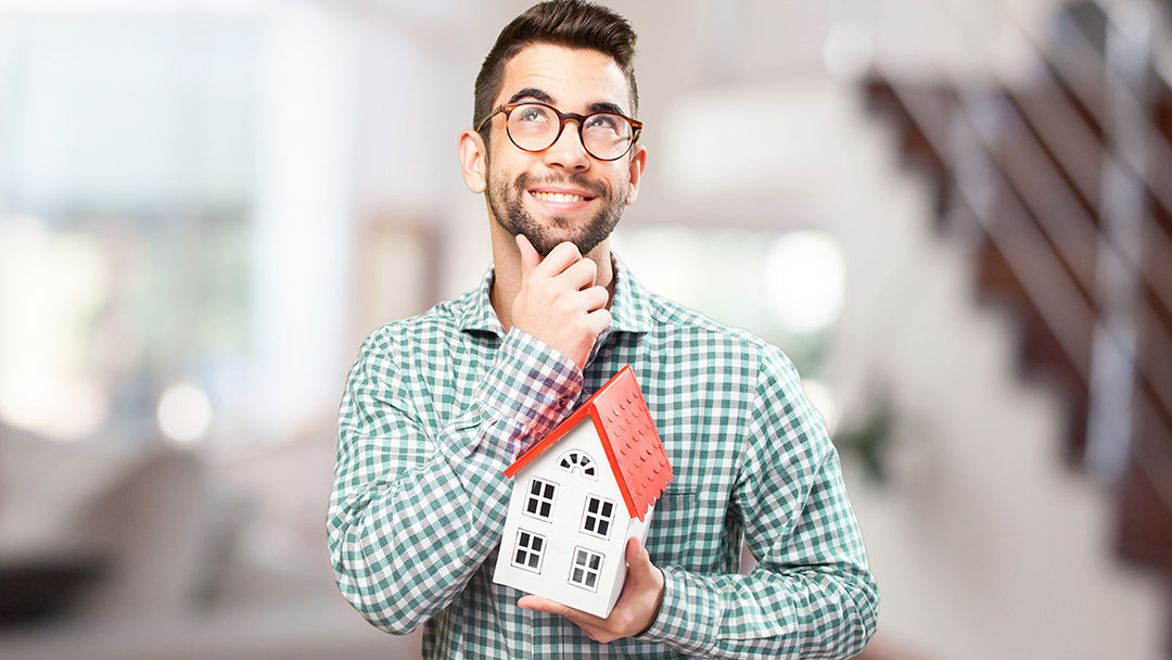 homme heureux avec une maison à la main