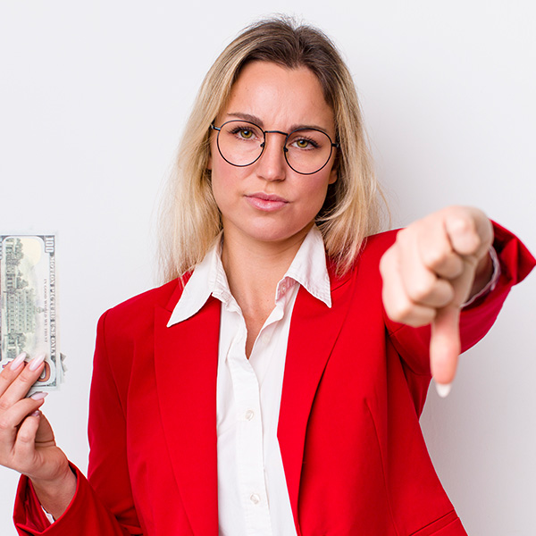 femme avec le pouce vers le bas