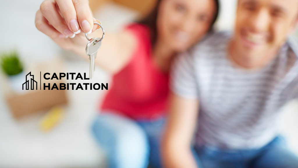 couple avec les clés de la maison en main