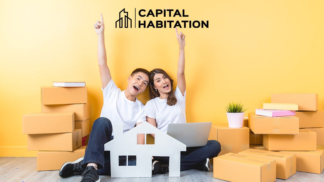 couple heureux avec des boîtes en carton autour