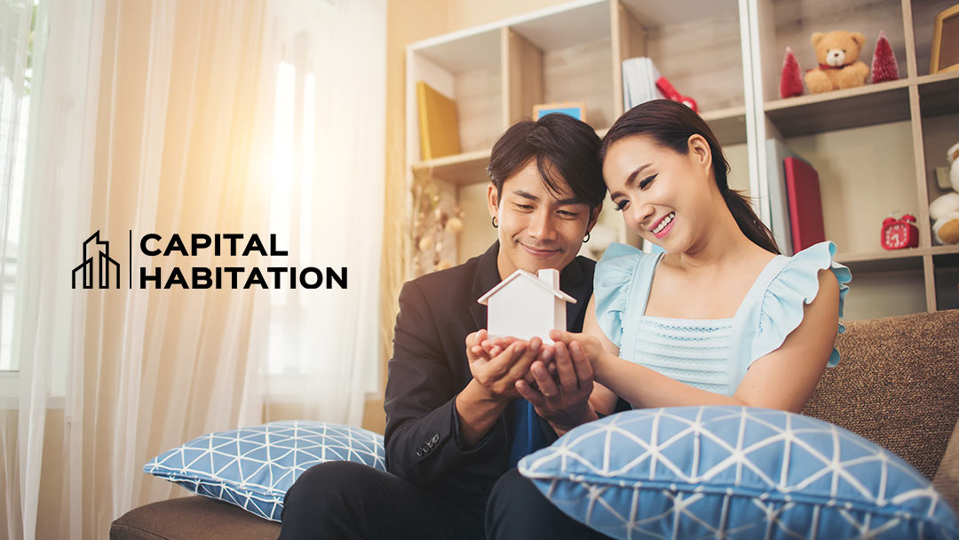 couple regardant le modèle de maison