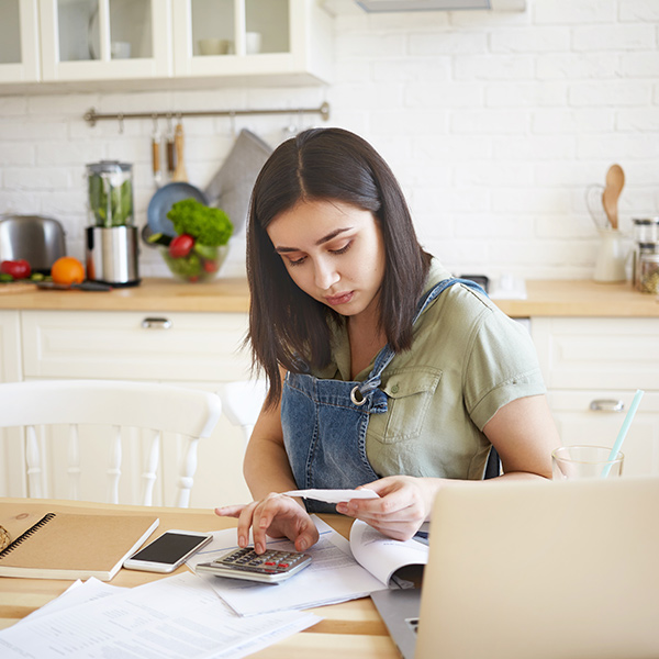 femme faisant des comptes