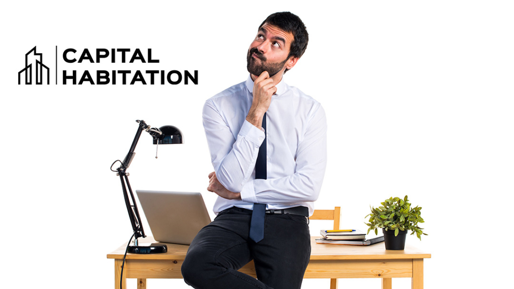 homme assis au bureau