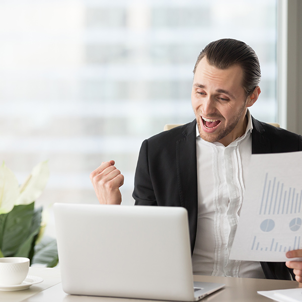 homme célébrant devant l'ordinateur