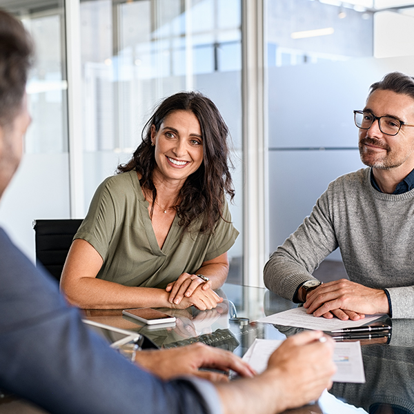 Un homme et une femme assis à une table avec un autre homme et une autre femme