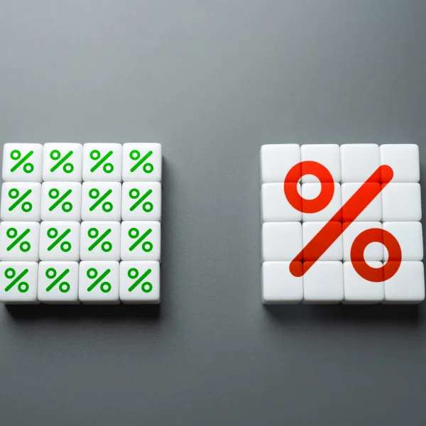 Pourcentage et symbole de pourcentage sur des cubes pour le renouvellement de prêt hypothécaire.